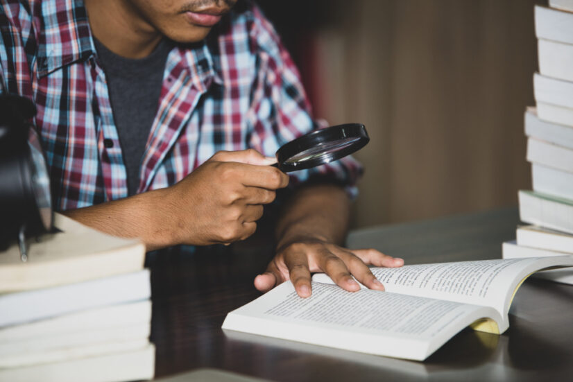 Estude com a Corrija-me e descubra o poder da leitura crítica para aprimorar sua escrita!