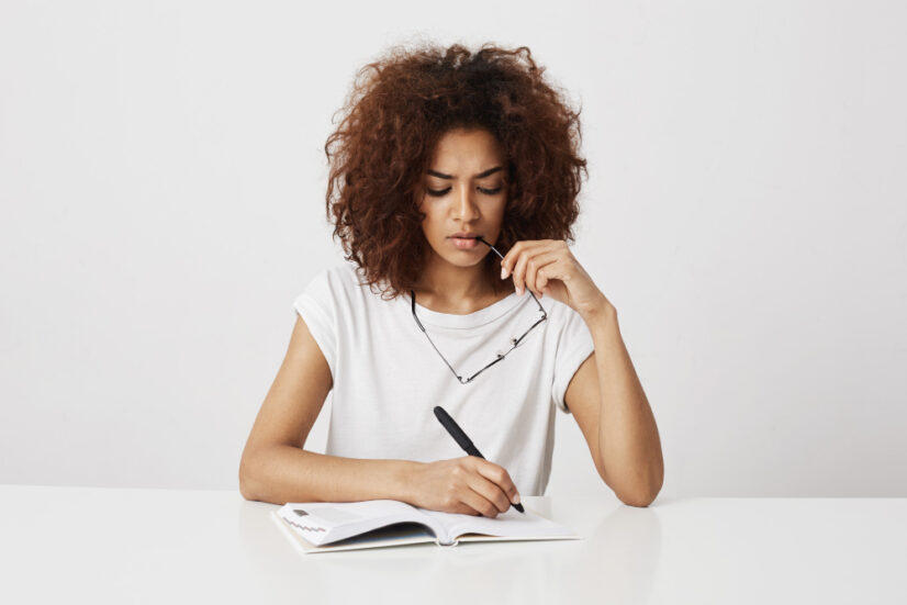 Estude com a Corrija-me e elimine de vez os vícios que derrubam sua nota!